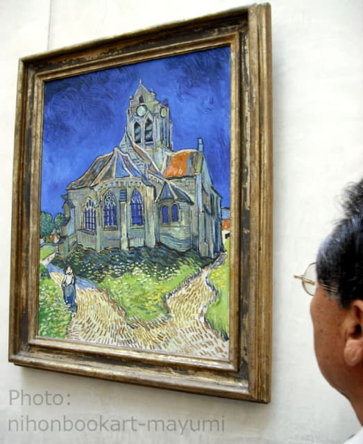 パリのオルセー美術館に展示されているゴッホの油彩画「オーベルの教会」