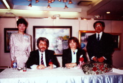 ジル・ゴリチ画伯と日本ぶっくあーと代表・太田唯男、マダム久美子