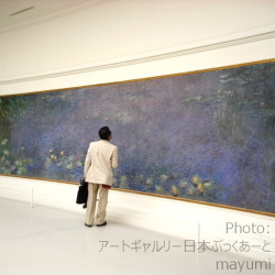 オランジュリー美術館にてモネの睡蓮を鑑賞する日本ぶっくあーと代表 太田唯男