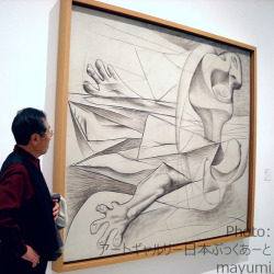 ソフィア王妃芸術センターにてピカソ作品を鑑賞する太田唯男