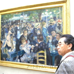 オルセー美術館にてルノワール「ムーラン・ド・ラ・ギャレット」を鑑賞する日本ぶっくあーと代表 太田唯男