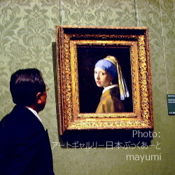 マウリッツハイス美術館にて「真珠の耳飾りの少女」を鑑賞する日本ぶっくあーと代表 太田唯男