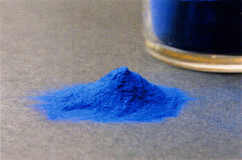 粉状の天然ラピスラズリ。青いターバンほか、フェルメールの青色の絵の具に使われています